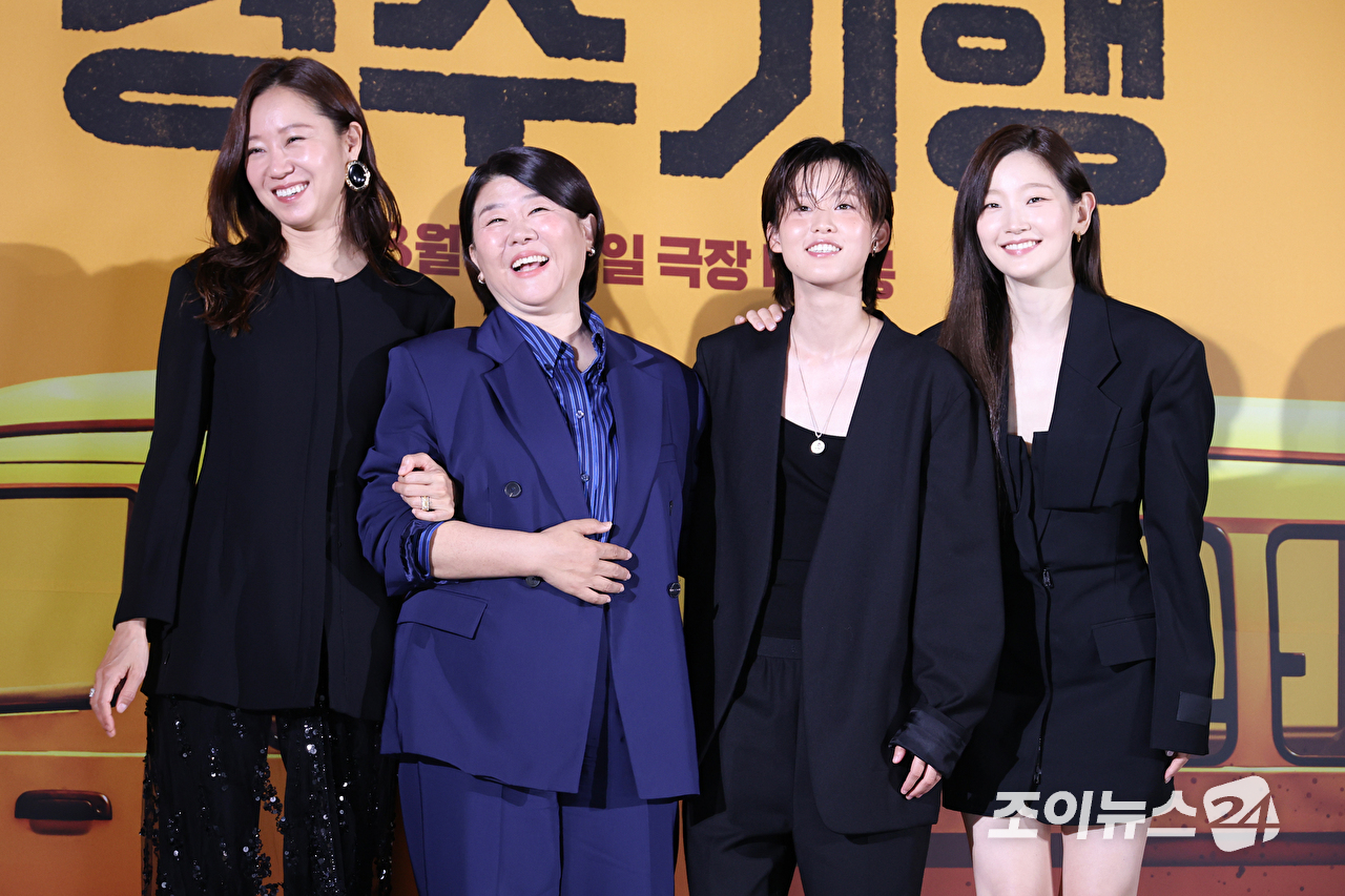 배우 공효진, 이정은, 김미조 감독, 배우 이연, 박소담이 27일 오전 서울 광진구 자양동 롯데시네마 건대입구점에서 열린 영화 '경주기행'(감독 김미조) 제작보고회에 참석해 포즈를 취하고 있다. [사진=문수지 기자]