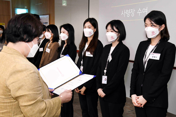 홈플러스 상반기 공채 합격자들이 사령장을 받고 있다. [사진=홈플러스]