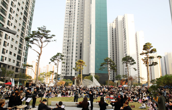 검단신도시 푸르지오 더베뉴 발코니에서 음악회가 열리고 있다. [사진=대우건설]