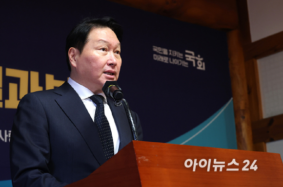 최태원 대한상공회의소 회장이 30일 오전 서울 여의도 국회 사랑재에서 열린 국회 사회적대화 결과보고 개회식에서 인사말을 하고 있다. [사진=곽영래 기자]