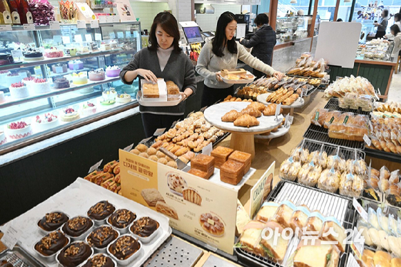 CJ푸드빌이 운영하는 뚜레쥬르가 빵&middot;케이크 등 17종 제품의 공급가를 평균 8.2% 인하한 12일 서울 시내 한 매장에서 고객이 제품을 구매하고 있다. [사진=정소희 기자]