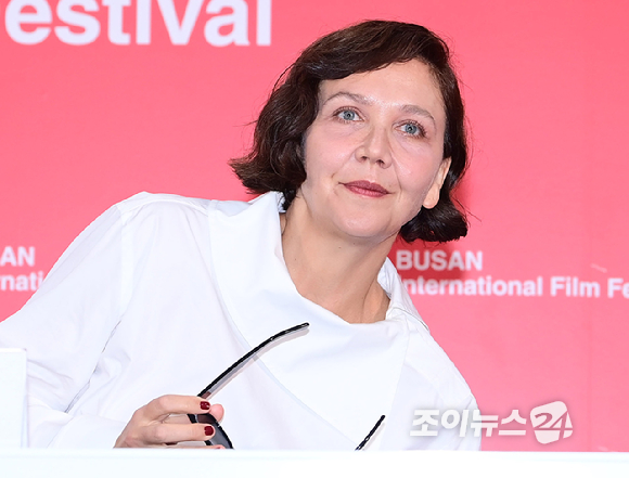 배우 겸 영화감독 매기 질렌할이 7일 부산 해운대구 영화의전당에서 열린 제31회 부산국제영화제 '플레시 임팩트' 기자회견을 갖고 있다. [사진=정소희 기자]