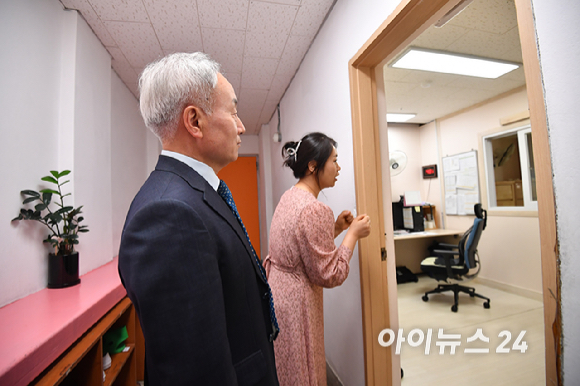 고품격 엔터테인먼트 경제지 조이뉴스24가 15일 서울 강북구 한빛맹아원을 찾아 기부물품을 전달했다. 박동석 조이뉴스24 사장이 한빛맹아원을 둘러보고 있다.조이뉴스24가 개최한 '희망찾기 등산&middot;트레킹 교실' 참가자들이 자연 보호 활동을 통해 나눔을 실천하는 '희망 동행' 프로그램에서, 완주자 1인당 일정 금액을 적립해 마련한 이번 후원 물품은 외부 활동이 제한되는 아동들을 위해 사용될 예정이다. [사진=곽영래 기자]