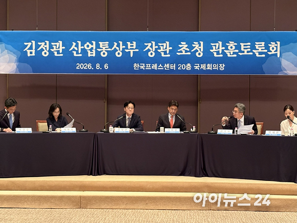 김정관 산업통상부 장관이 6일 서울 중구 한국프레스센터에서 열린 관훈토론회에 참석해 답변하고 있다. [사진=권서아 기자]