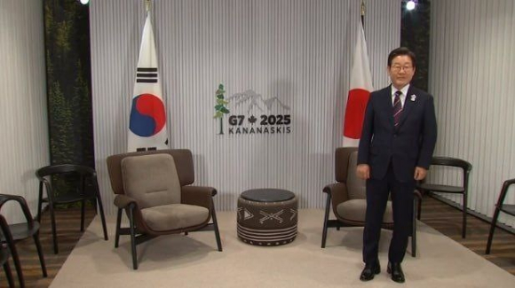 이재명 대통령이 17일(현지시간) 캐나다 앨버타주 캐내내스키스 주요 7개국(G7) 정상회의장에서 열린 한일 정상회담에서 이시바 시게루 일본 총리를 기다리고 있다. [사진=대통령실]