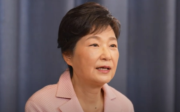 박근혜 전 대통령이 8일 유튜브 채널 '유영하TV' 공개된 영상을 통해 6&middot;1 지방선거 대구시장에 출마한 유영하 변호사 지지를 호소하고 있다. [사진=유영하TV 갈무리]