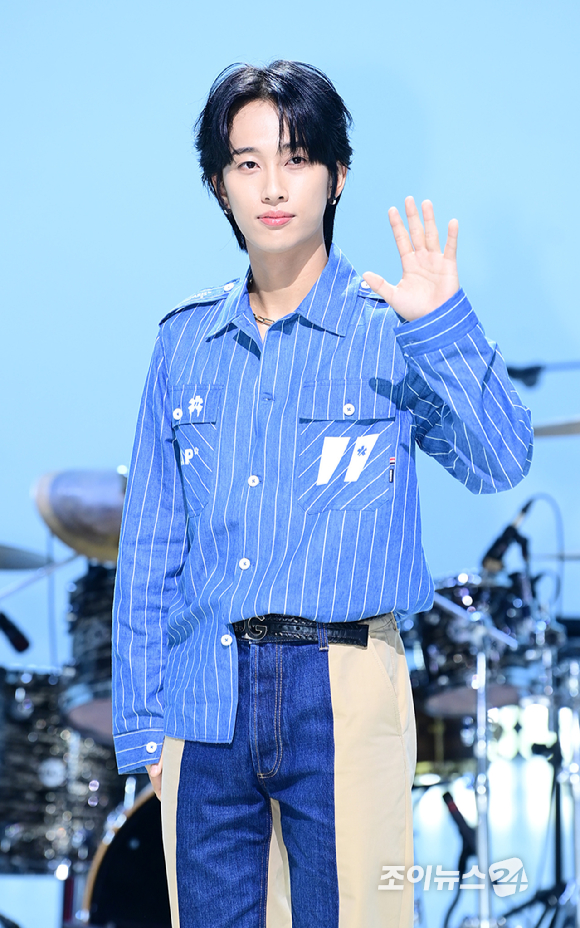 밴드 하이파이유니콘 손기윤이 13일 오후 서울 마포구 상암동 MBC 공개홀에서 열린 Hi-Fi Un!corn(하이파이유니콘) Single Album 'Teenage Blue' 발매 쇼케이스에 참석하고 있다. [사진=정소희 기자]