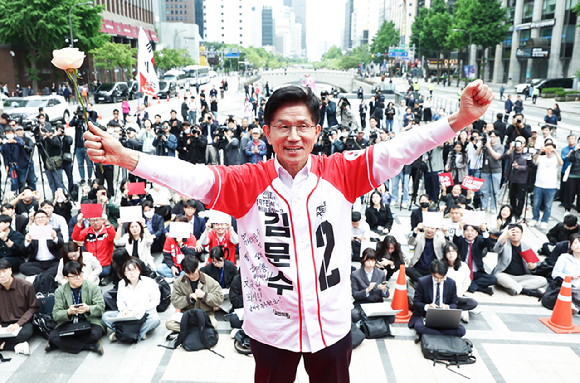 국민의힘 김문수 대선 후보가 19일 서울 청계광장에서 청년 정책 공약 발표를 마친 뒤 인사하고 있다. 2025.5.19 [공동취재] [사진=연합뉴스]