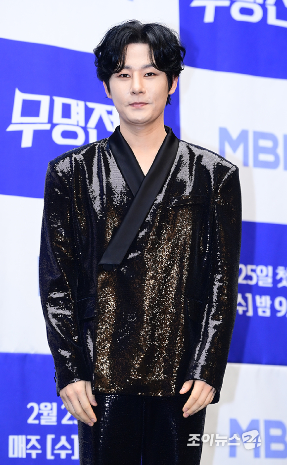 가수 강문경이 25일 오후 서울 마포구 스탠포드호텔에서 열린 MBN 초대형 트롯 오디션 '무명전설-트롯 사내들의 서열전쟁' 제작발표회에 참석하고 있다.