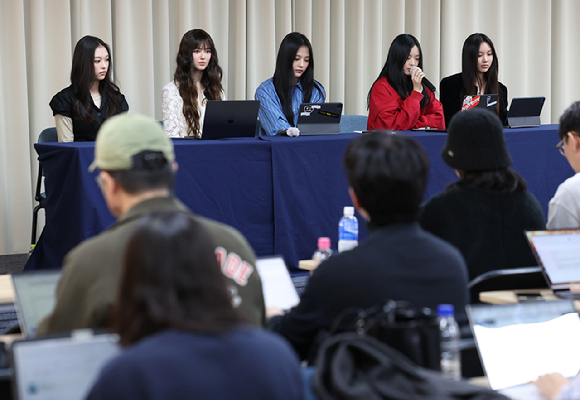 걸그룹 뉴진스가 28일 오후 서울 강남구 스페이스쉐어 삼성역센터에서 열린 전속계약 해지 관련 기자회견에 참석해 있다. 왼쪽부터 해린, 다니엘, 민지, 하니, 혜인. [사진=연합뉴스]