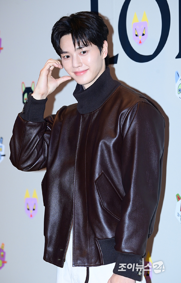 배우 송강이 20일 오후 서울 CGV 용산아이파크몰에서 열린 로에베 '루이스 웨인 사랑을 그린 고양이 화가' 스크리닝 이벤트 포토콜 행사에 참석하고 있다. [사진=정소희 기자]