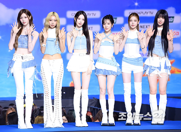 그룹 이즈나(izna)가 9일 오후 경기도 일산 킨텍스에서 열린 2026 SBS 가요대전 Summer 블루카펫 행사에 참석하고 있다. [사진=정소희 기자]