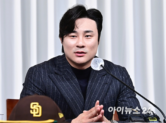 메이저리그(MLB) 샌디에이고 파드리스 파드리스 김하성이 20일 오전 서울 강남구 리베라 호텔에서 열린 골든글러브 수상 공식 기자회견에서 질문에 답변하고 있다. [사진=곽영래 기자]