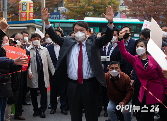 윤석열 국민의힘 대선 경선 후보가 1일 오후 경기 수원시 국민의힘 경기도당 강당에서 열린 '윤석열 국민캠프 경기도 당협위원장 간담회'에 참석하며 지지자들에게 인사를 하고 있다.[사진=국회사진취재단]
