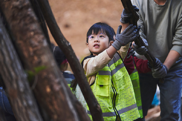 현대위아 임직원과 가족들이 지난 1일 경기도 이천시 포레스트벤처스 식물연구센터에서 오동나무 묘목을 분갈이하는 모습. [사진=현대위아]