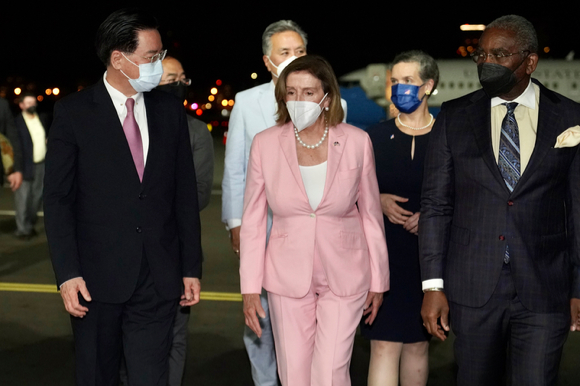 낸시 펠로시 미국 하원의장이 3일 경기 오산 미 공군기지를 통해 한국에 도착했다.  [사진=뉴시스]