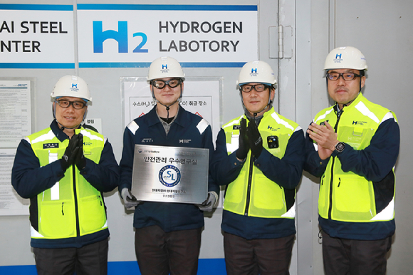 현대제철 당진제철소 연구소 임직원들이 안전관리 우수연구실 신규 인증 기념 촬영을 하고 있다. [사진=현대제철]