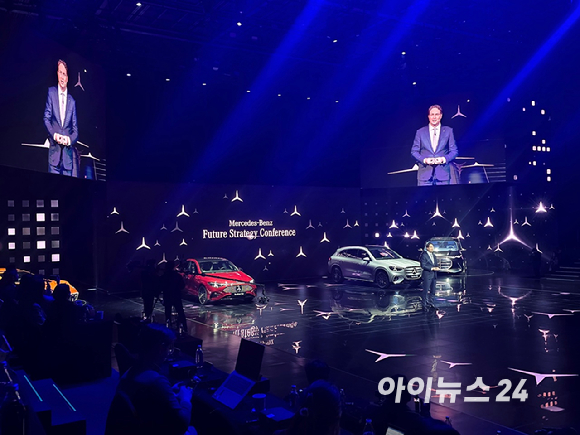 올라 칼레니우스(Ola Källenius) 메르세데스-벤츠 그룹 AG 이사회 의장 겸 최고경영자(CEO)이 14일 인천 파라다이스시티에서 열린 '메르세데스-벤츠 미래 전략 컨퍼런스'에서 발표하고 있다. [사진=김종성 기자]