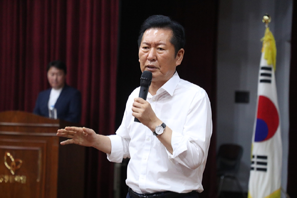 정청래 더불어민주당 당 대표 후보가 3일 강원 강릉시 교1동 강릉문화원에서 열린 '더불어민주당 강원 영동 당원 간담회'에서 지지를 호소하고 있다. [사진=연합뉴스]