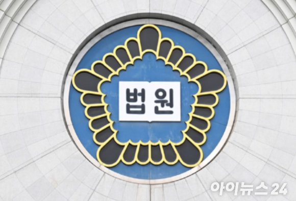 공직선거법 위반 혐의로 불구속기소 된 더불어민주당 이재명 대표의 배우자 김혜경 씨가 지난해 11월 14일 오후 경기도 수원시 영통구 수원지방법원에서 열린 1심 선고공판을 마치고 나오고 있다. [사진=연합뉴스]