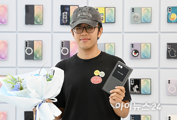 4일 오전 9시 서울 삼성 강남에서 진행한 갤럭시 Z 폴드8, 폴드8 울트라, 플립8 개통행사에서 1호 고객 김찬우 씨가 기념촬영을 하고 있다. [사진=곽영래 기자]