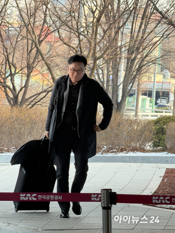 이재용 삼성전자 회장이 26일 미국 워싱턴DC로 출국하기 위해 서울 강서구 김포국제공항비즈니스항공센터에 도착했다. [사진=황세웅 기자]