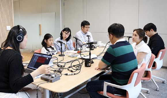 GS리테일 임직원, 가족들이 참여하는 목소리 기부 봉사활동 '다독임'을 진행하고 있다. 이는 동화책을 오디오북으로 제작해 다문화가정 아동에 전달하는 사회공헌 활동이다. [사진=GS리테일]