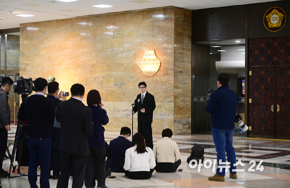 한동훈 무소속 의원이 30일 오후 서울 여의도 국회 로텐더홀 앞에서 기자회견을 갖고 있다. [사진=정소희 기자]