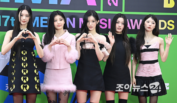 그룹 아일릿이 20일 서울 구로구 고척돔에서 열린 '2025 멜론뮤직어워드(MMA2025)' 레드카펫에서 포즈를 취하고 있다.