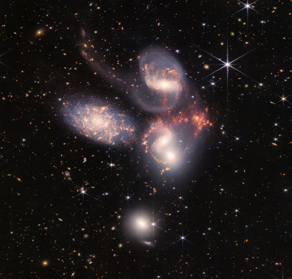 두 개의 은하(Galaxy)가 충돌하고 있는 스테판 5중주(Stephan’s Quintet). [사진=NASA]