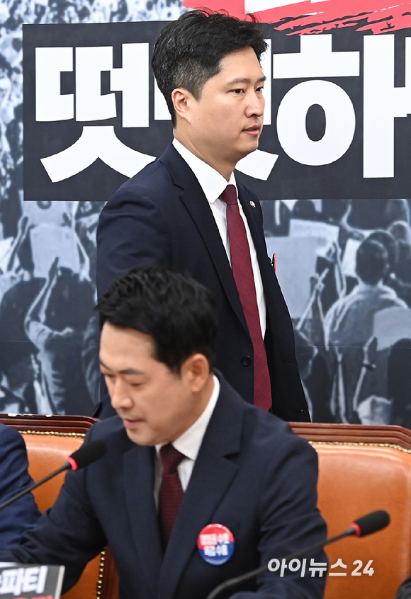 우재준 국민의힘 청년 최고위원이 29일 서울 여의도 국회에서 열린 최고위원회의에 참석하고 있다. [사진=곽영래 기자]