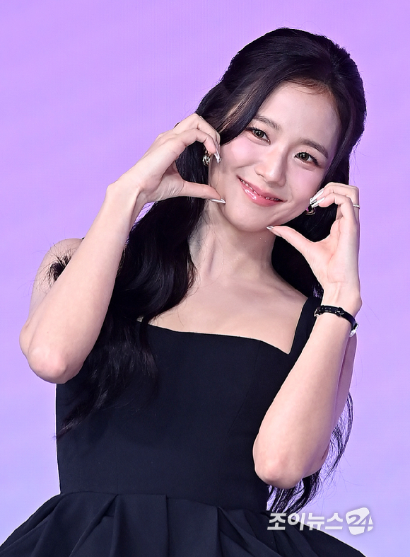 블랙핑크 지수가 26일 서울 동대문구 JW 메리어트 동대문 스퀘어 서울에서 열린 넷플릭스 '월간남친' 언팩 기자 쇼케이스에서 포토타임을 갖고 있다. [사진=곽영래 기자]