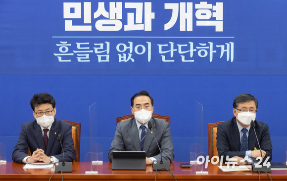 박홍근 더불어민주당 원내대표가 12일 오전 서울 여의도 국회에서 열린 원내대책회의에서 모두발언을 하고 있다. [사진=김성진 기자]