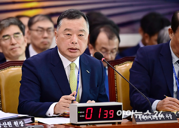 유병태 주택도시보증공사 사장이 16일 국회 국토교통위원회에서 열린 한국부동산원, 주택도시보증공사 등의 국정감사에서 의원의 질의에 답변하고 있다. [사진=곽영래 기자]