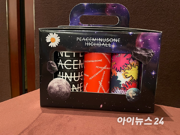 지드래곤(왼쪽)이 13일 그랜드 하얏트 서울 호텔에서 열린 '피스마이너스원 프리미엄 하이볼 론칭 파티 - 더 시그널'에서 새로 선보이는 하이볼에 대해 설명하고 있다. [사진=송대성 기자]