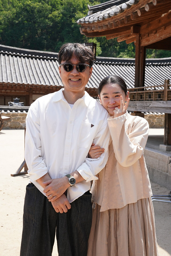 '왕과 사는 남자' 1500만 돌파 기념 촬영 비하인드 사진 [사진=(주)쇼박스]