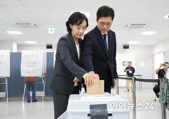 정원오 더불어민주당 서울시장 후보와 배우자 문혜정 씨가 제9회 전국동시지방선거 사전투표 첫 날인 29일 오전 서울 중구 소공동행정복합청사에 마련된 사전투표소에서 투표하고 있다. [사진=곽영래 기자]
