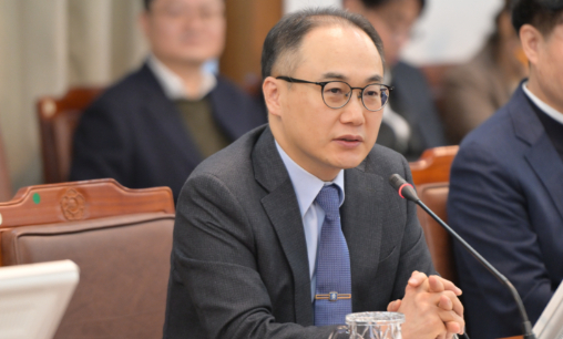 지난해 4월 4일 헌법재판소 대심판정에서 문형배 헌법재판소장 직무대행이 윤석열 탄핵심판 선고를 하고 있다. '대통령 윤석열을 파면한다'가 주문이었다. [사진=사진공동취재단]