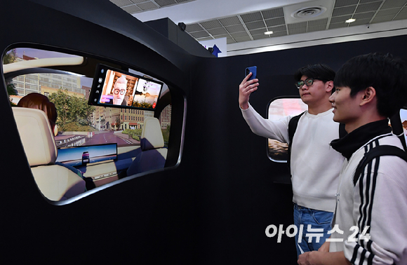 13일 서울 강남구 코엑스에서 열린 'KES 2026(한국전자전)'에서 관람객들이 LG 부스를 관람하고 있다. [사진=곽영래 기자]