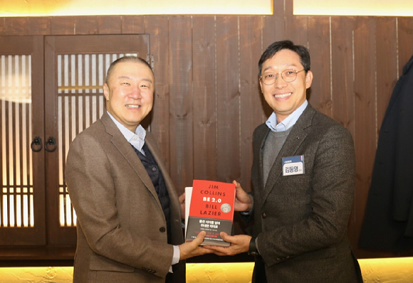 구자은 LS그룹 회장이 20일 LS미래원에서 2025년 LS 공채 신입사원들에게 LS를 변화시키는 주역이 돼 달라고 당부하고 있다. [사진=LS그룹]