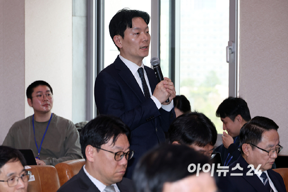 '쌍방울 대북 송금' 의혹 사건의 수사 책임자인 박상용 인천지검 부부장검사가 3일 서울 여의도 국회에서 열린 윤석열 정권 정치검찰 조작기소 의혹사건 진상규명 국정조사 특별위원회 전체회의에서 발언을 하고 있다. [사진=곽영래 기자]