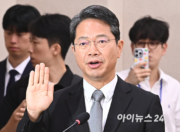 김승원 법무부 장관 후보자가 15일 서울 여의도 국회 법제사법위원회에서 열린 인사청문회에서 선서를 하고 있다. [사진=곽영래 기자]
