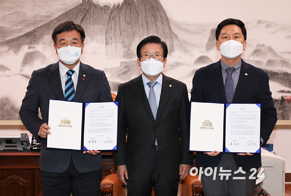 29일 오후 국회에서 열린 박병석 국회의장 주재 여야 원내대표 회동에서 윤호중 더불어민주당 원내대표(왼쪽)와 김기현 국민의힘 원내대표가 12월 임시국회 의사일정 등에 대한 합의문을 들고 기념촬영을 하고 있다. [사진=정소희 기자]