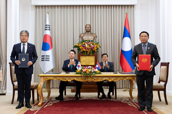 임상섭 산림청장(왼쪽)과 린캄 드엉사완 라오스 농림부장관(오른쪽)이 10일(현지시간) 라오스 주석궁에서 윤석열 대통령과 통룬 시술리트 라오스 국가주석이 지켜보는 가운데 양해각서를 체결하고 있다. [사진=산림청]