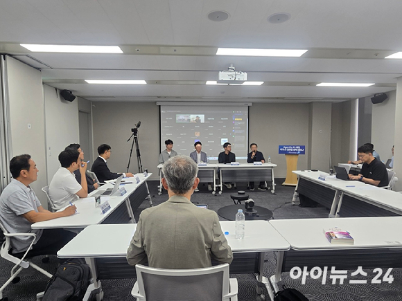 20일 오후 서울스퀘어 내 위원회 지원단 회의실에서 에이전틱 AI 시대 국가 AI 컴퓨팅 전략을 주제로 기술혁신&middot;인프라 분과 기술 세미나가 진행 중인 모습. [사진=안세준 기자]