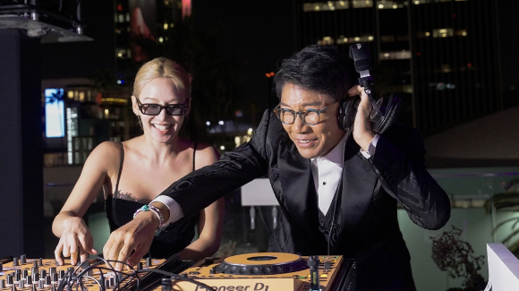 12일 미국 캘리포니아주 할리우드에 위치한 NeueHouse Hollywood(누이하우스 할리우드)에서 다큐멘터리 'Lee Soo Man: King of K-Pop'의 프리미어&애프터 파티가 진행됐다. 태민, 캣, 천위, 이수만, 써니, 티파니, 효연, 쓰지에, 취창, 미셰, 최시원이 함께 사진을 촬영하고 있다. [사진=A20엔터테인먼트]
