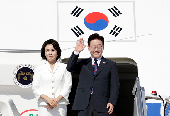 이탈리아 국빈 방문 일정을 마친 이재명 대통령과 김혜경 여사가 16일(현지시간) 로마 다빈치 공항 공군 1호기에서 환송객들을 향해 인사하고 있다. 2026.6.16 [사진=연합뉴스]