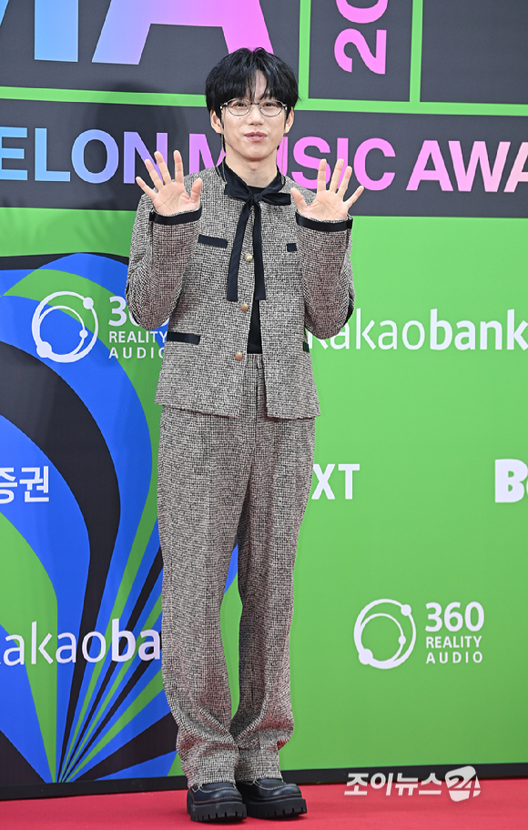 가수 권정렬이 20일 서울 구로구 고척돔에서 열린 '2025 멜론뮤직어워드(MMA2025)' 레드카펫에서 포즈를 취하고 있다. [사진=곽영래 기자]