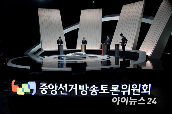 27일 서울 상암 MBC스튜디오에서 열린 21대 대선후보 3차 토론회에 더불어민주당 이재명 후보, 민주노동당 권영국 후보, 국민의힘 김문수 후보, 개혁신당 이준석 후보(좌측부터) 가 참석하여 토론회를 준비하고 있다. [사진=국회사진기자단]
