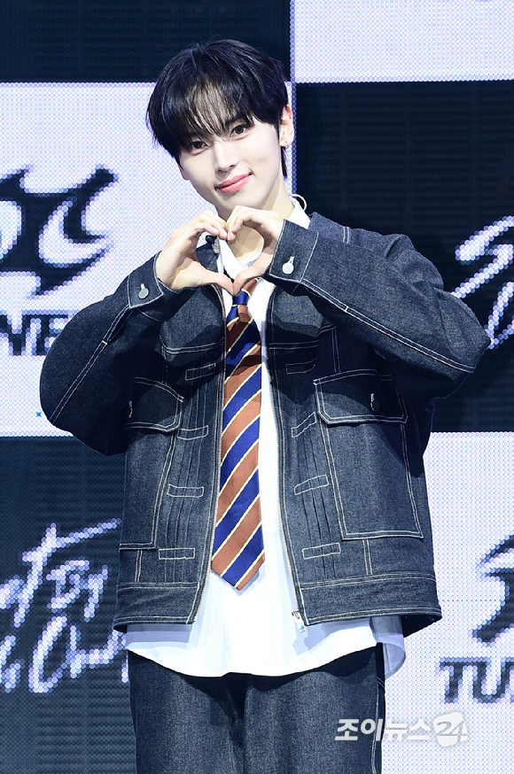 3일 오후 서울 광진구 광장동 예스24라이브홀에서 신인 보이그룹&nbsp;튜넥스(TUNEXX)&nbsp;첫 번째 미니 앨범 '셋 바이 어스 온리'(SET BY US ONLY) 발매 기념 쇼케이스가 열렸다.&nbsp;튜넥스 인후가 포토타임을 갖고 있다. [사진=정소희 기자]